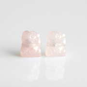 新春！伊勢浄化！招き猫のミニピアス 豆サイズ　【ローズクォーツ・左手】　ise2023