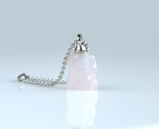 新春！伊勢浄化！招き猫のミニチャーム 豆サイズ　【ローズクォーツ・左手】 　ise2023