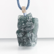 「伊勢浄化」グアテマラ産翡翠の招き猫ペンダント　30×20mm　 【1】    ise24   rei