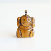 新春！伊勢浄化！招き猫のペンダント Mサイズ　【タイガーアイ・両手】　　ise2023