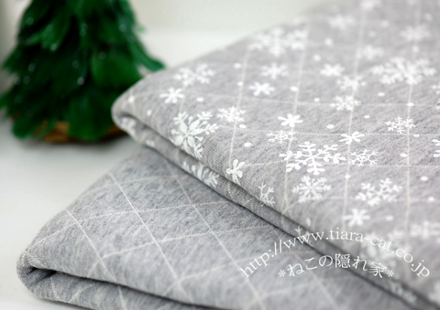 雪の結晶キルト　グレー