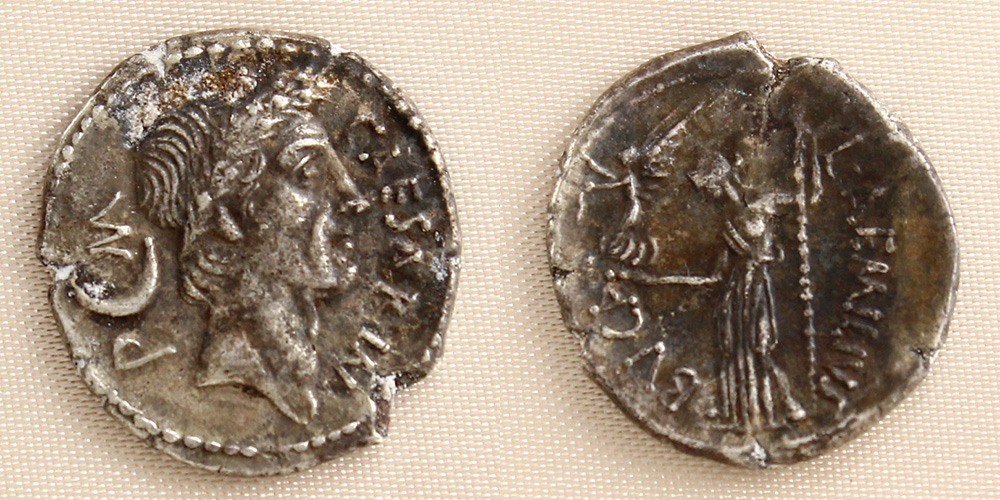 古代ローマ帝国 ユリウスカエサルの肖像のデナリウス銀貨