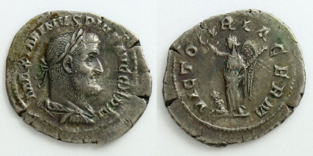 TKC052 マクシミヌス・トラクス帝のデナリウス マクシミヌス・トラクス帝／ヴィクトリー女神＆捕虜
