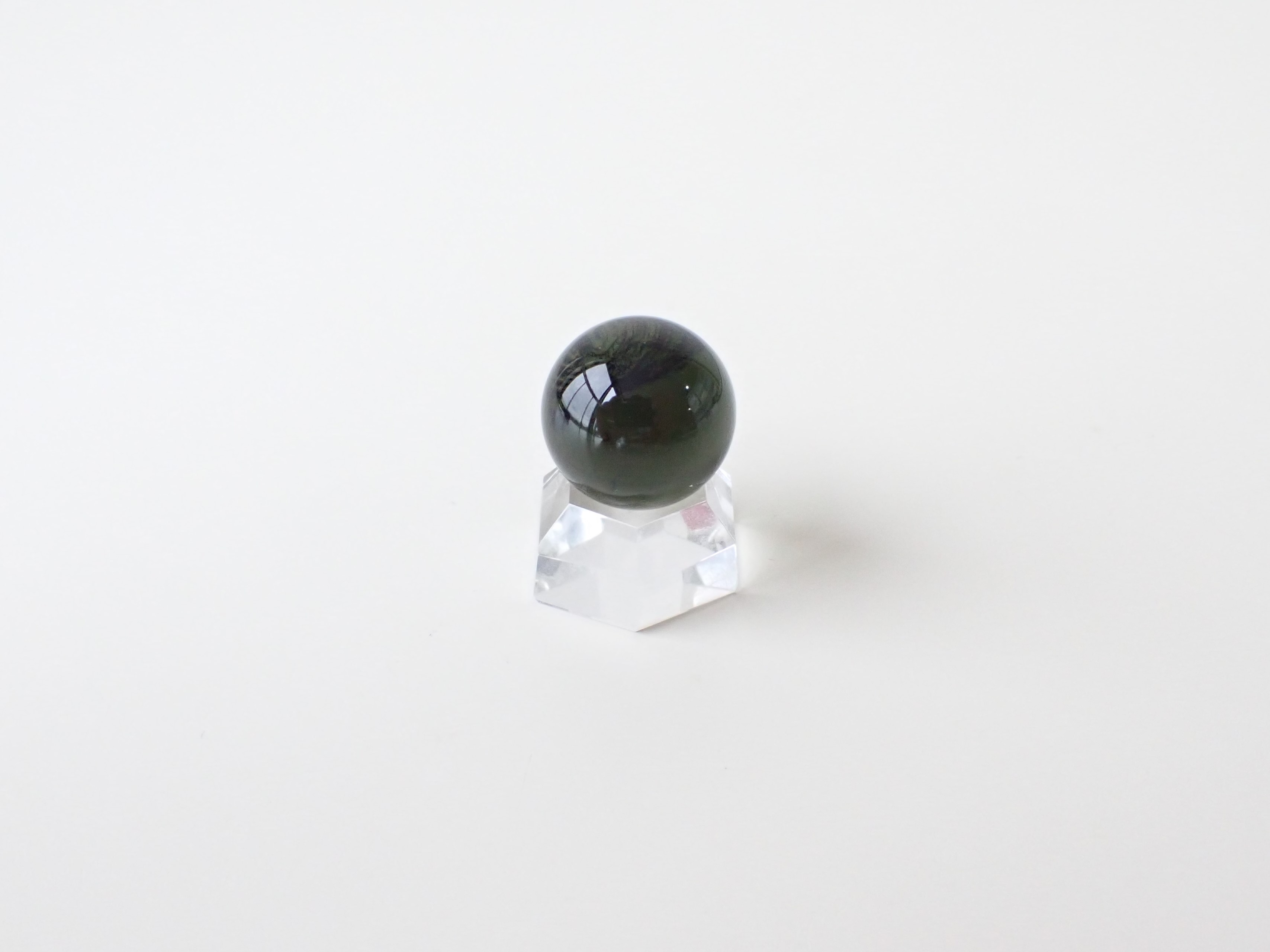 MA0423　【プレミアム】　モルダバイト　スフィア（丸玉）／一部原石肌　直径：１５．８ｍｍ　☆宝石鑑別書付き☆