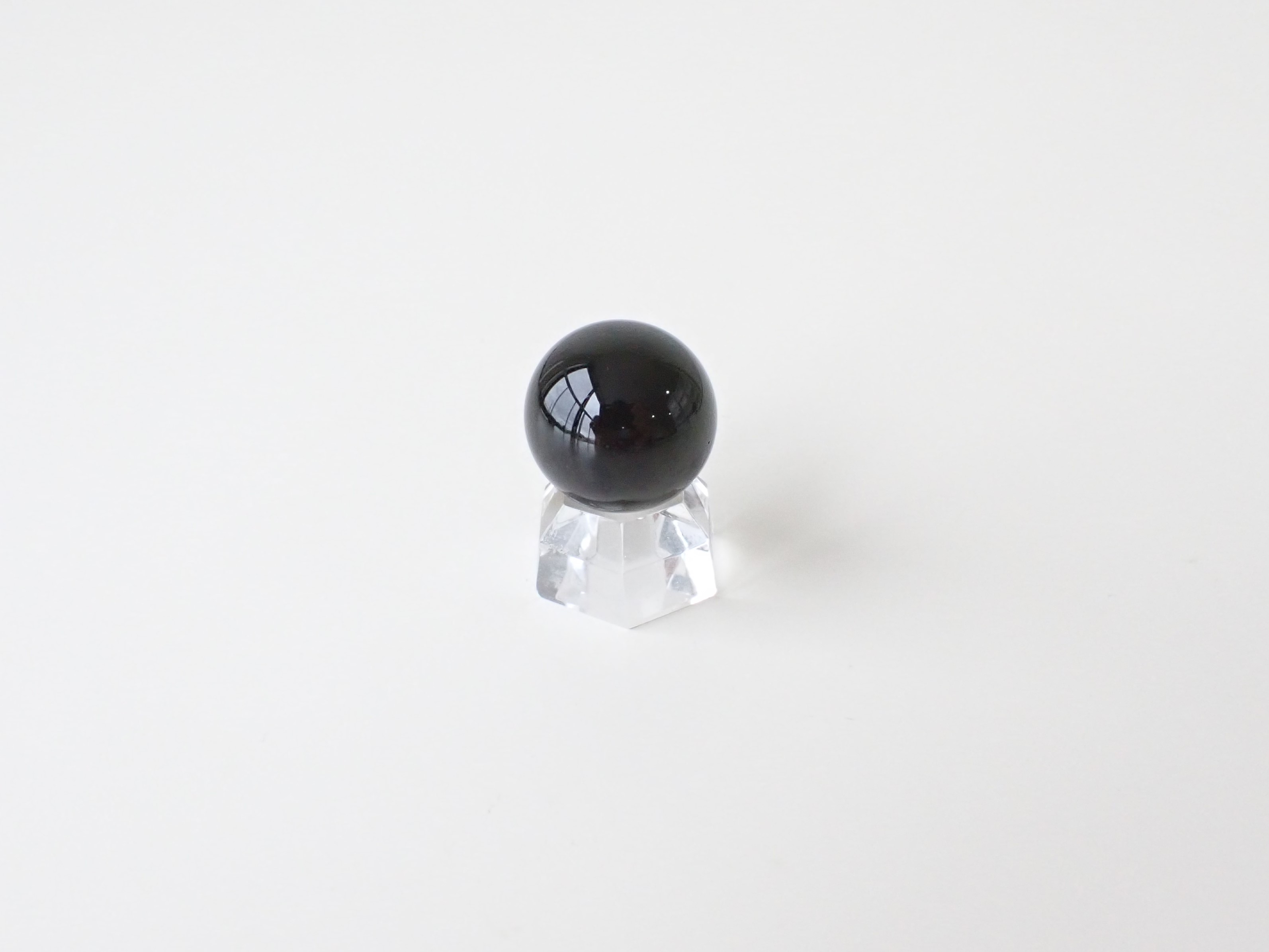 MA0425　【プレミアム】　モルダバイト　スフィア（丸玉）／一部原石肌　直径：１６．６ｍｍ　☆宝石鑑別書付き☆