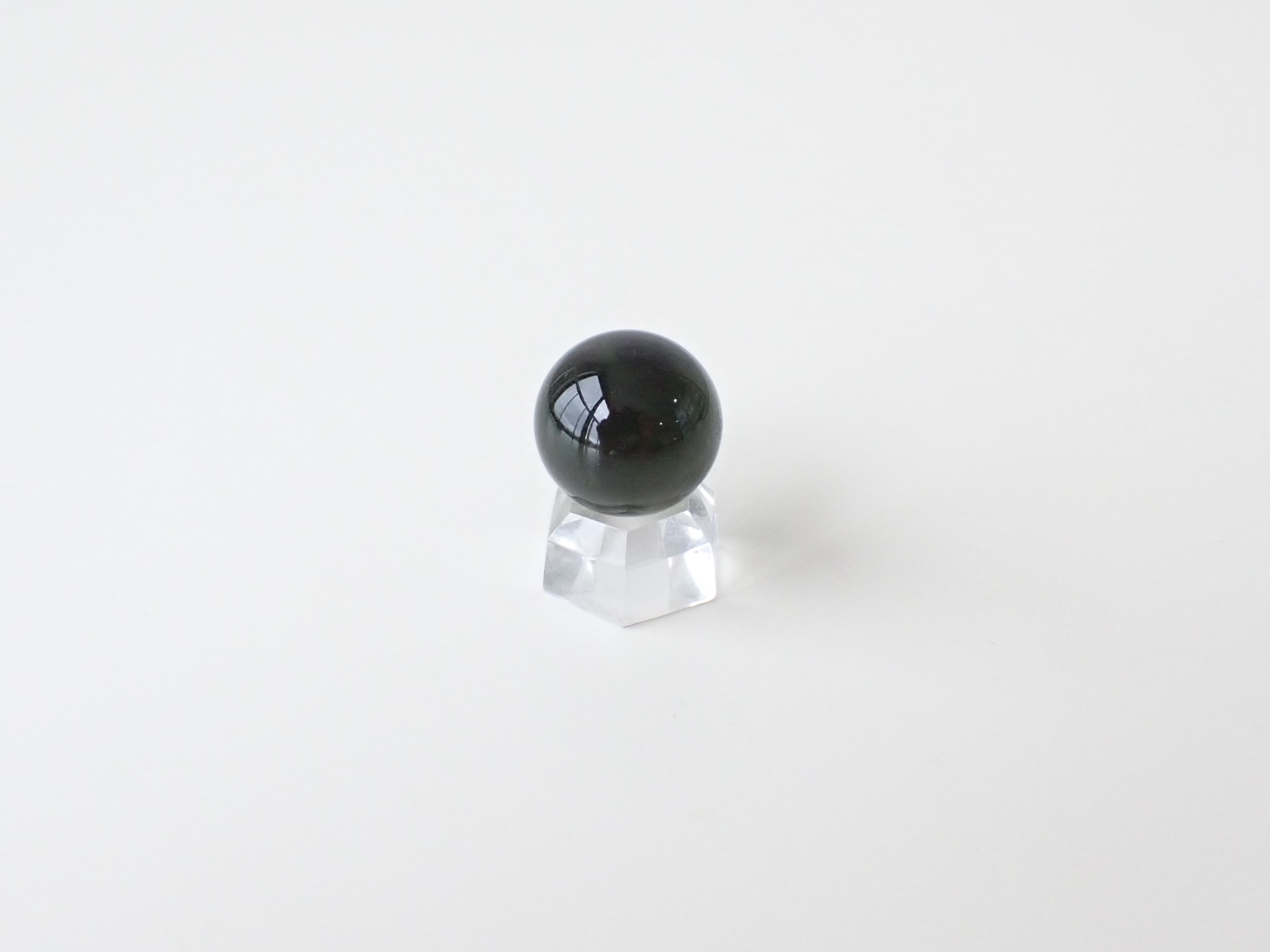 MA0426　【プレミアム】　モルダバイト　スフィア（丸玉）／一部原石肌　直径：１６．８ｍｍ　☆宝石鑑別書付き☆