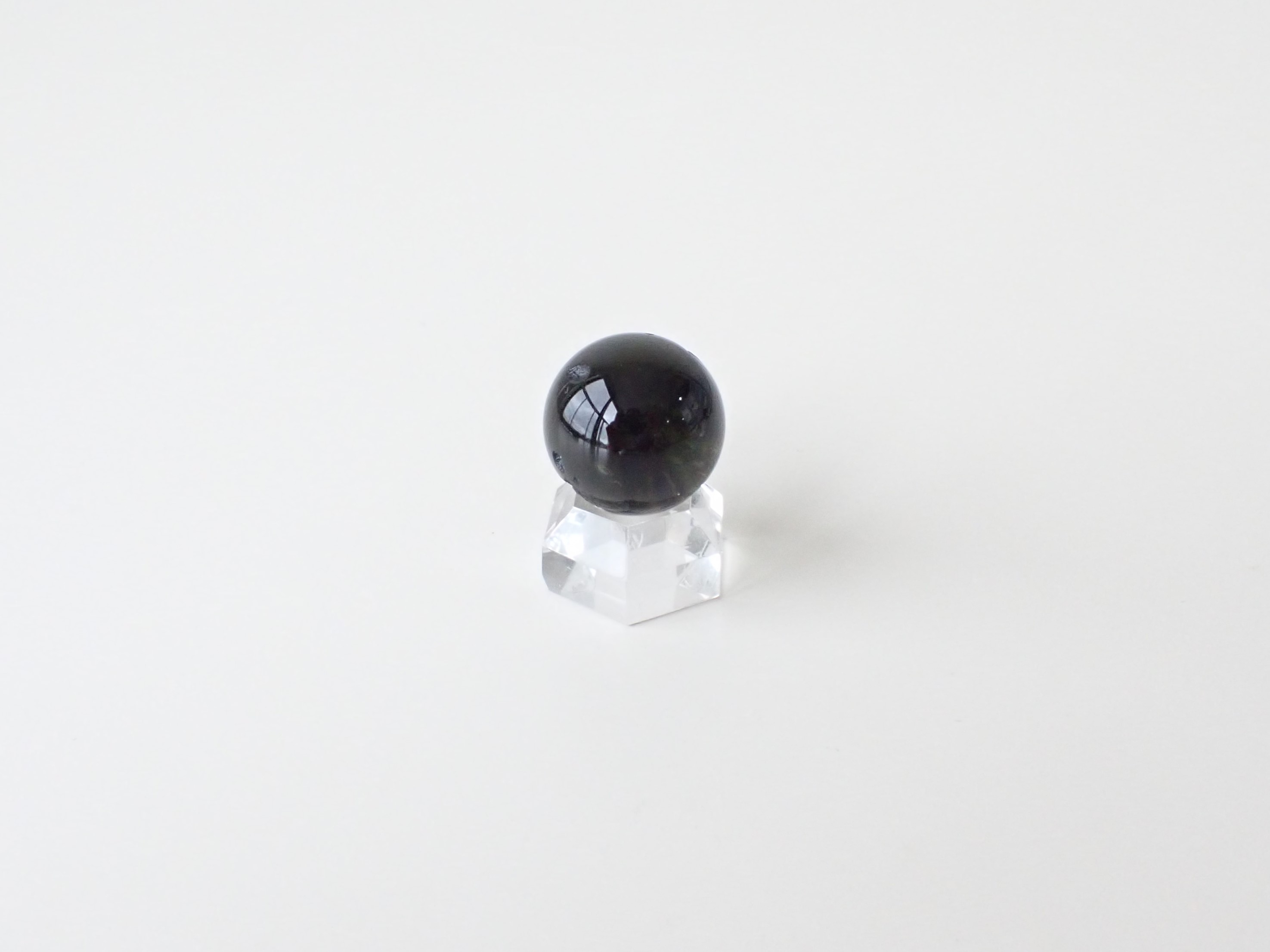 MA0427　【プレミアム】　モルダバイト　スフィア（丸玉）／一部原石肌　直径：１７．１ｍｍ　☆宝石鑑別書付き☆
