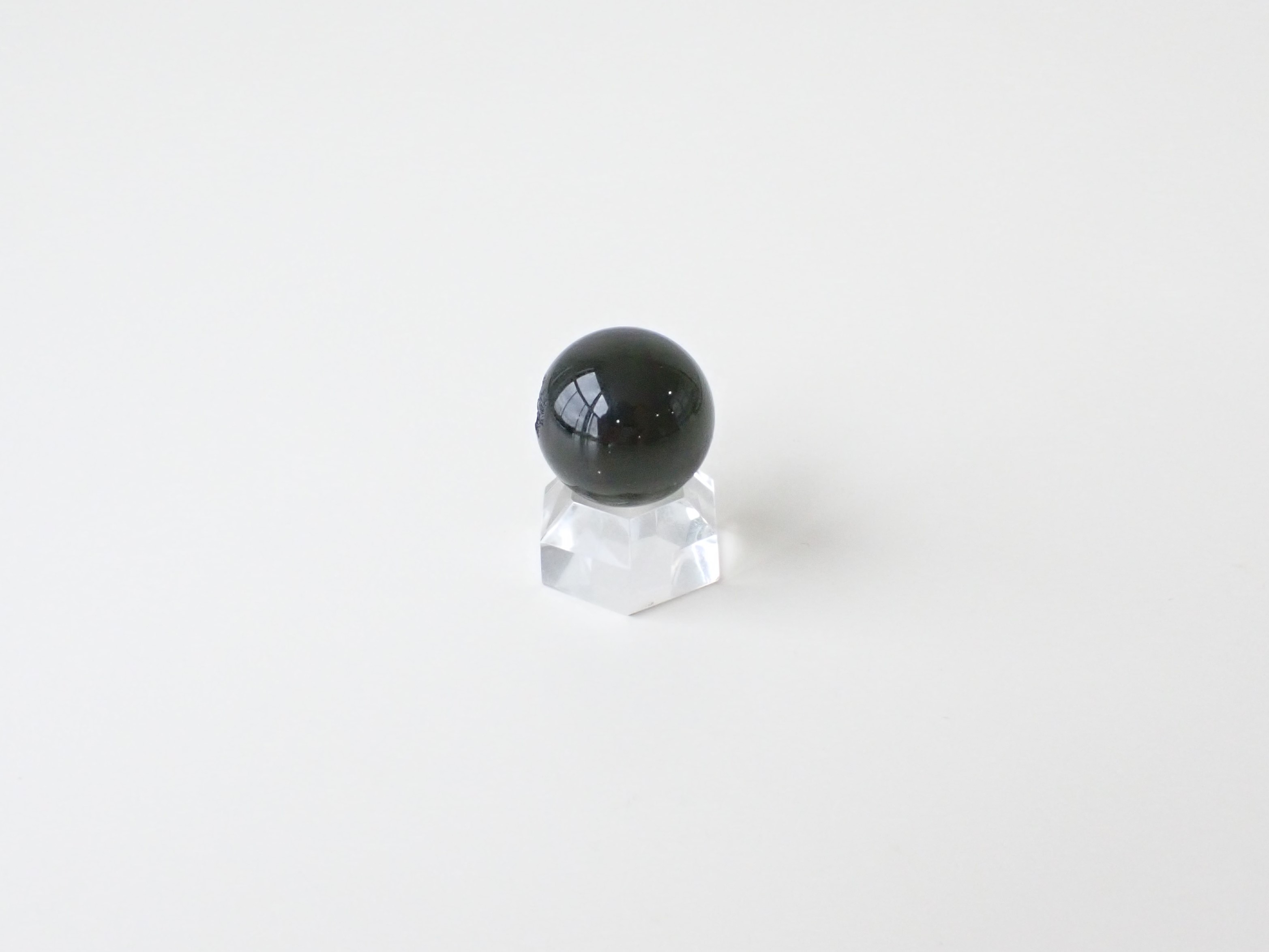 MA0429　【プレミアム】　モルダバイト　スフィア（丸玉）／一部原石肌　直径：１７．１ｍｍ　☆宝石鑑別書付き☆