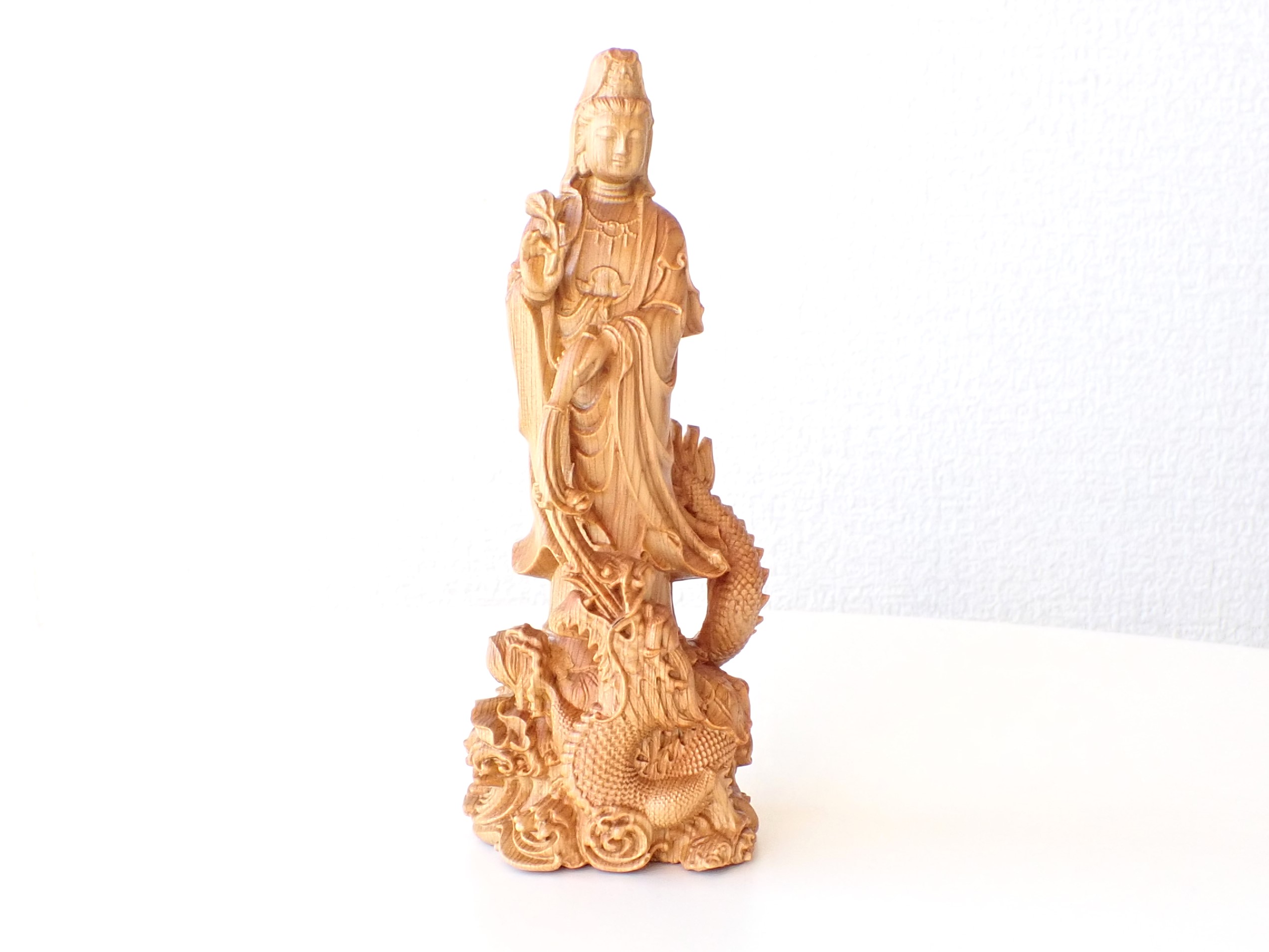 AB3679 龍上観音 木彫り（黄楊木）