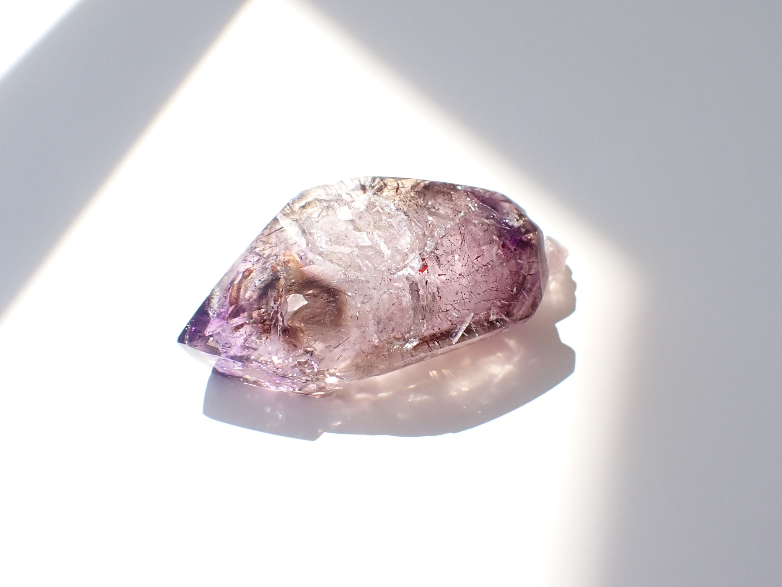 AC2049 水入りアメジストエレスチャル 原石（ポリッシュ） 44．2g