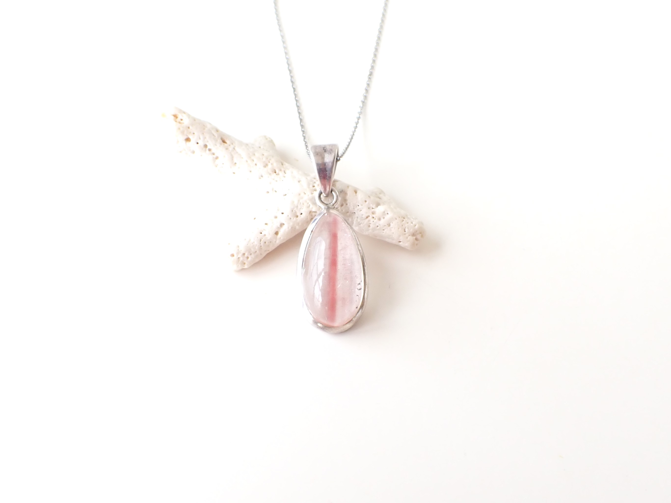 レッドアンフィボールインクォーツ