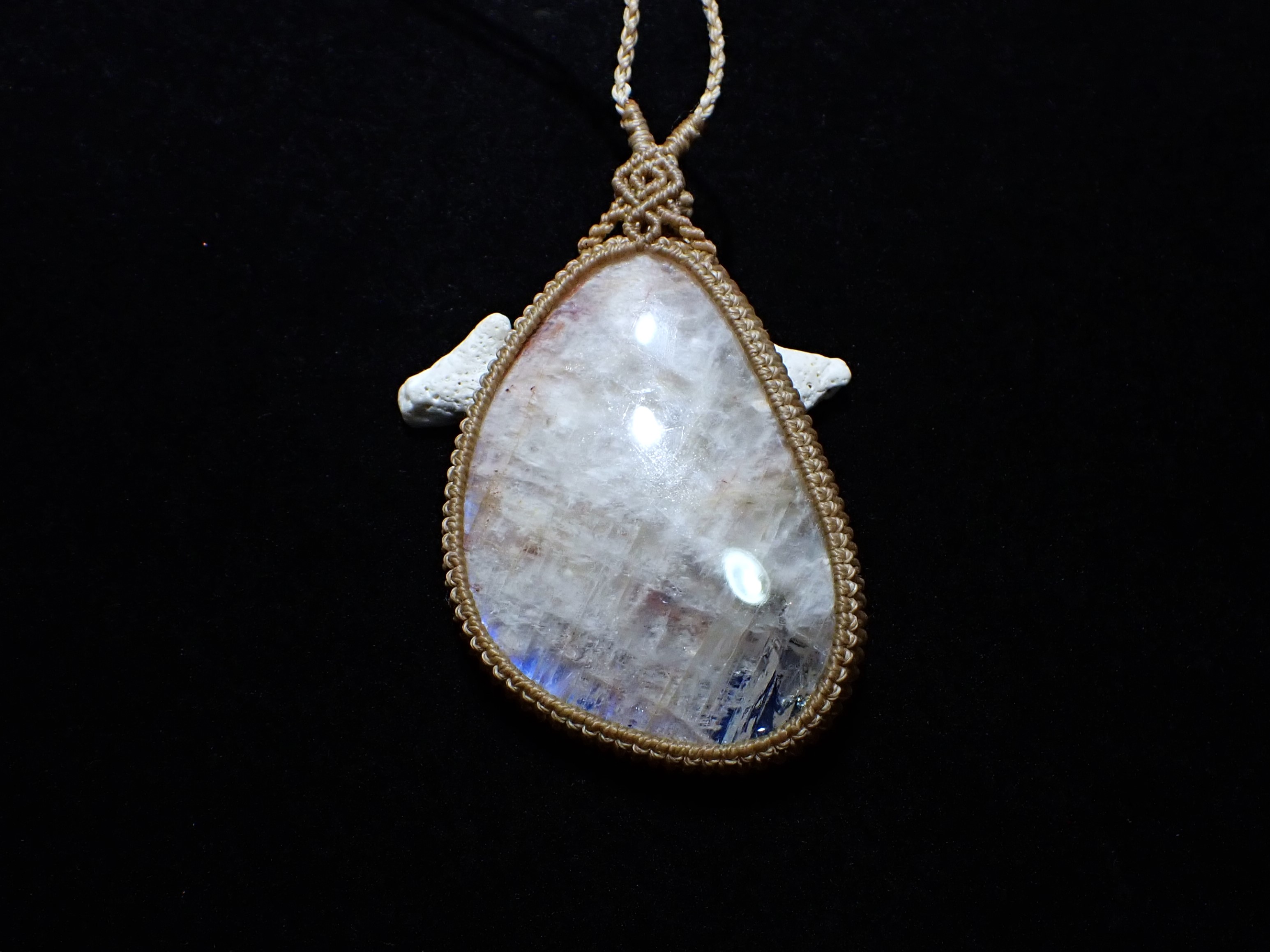 ムーンストーンマクラメ編みネックレス