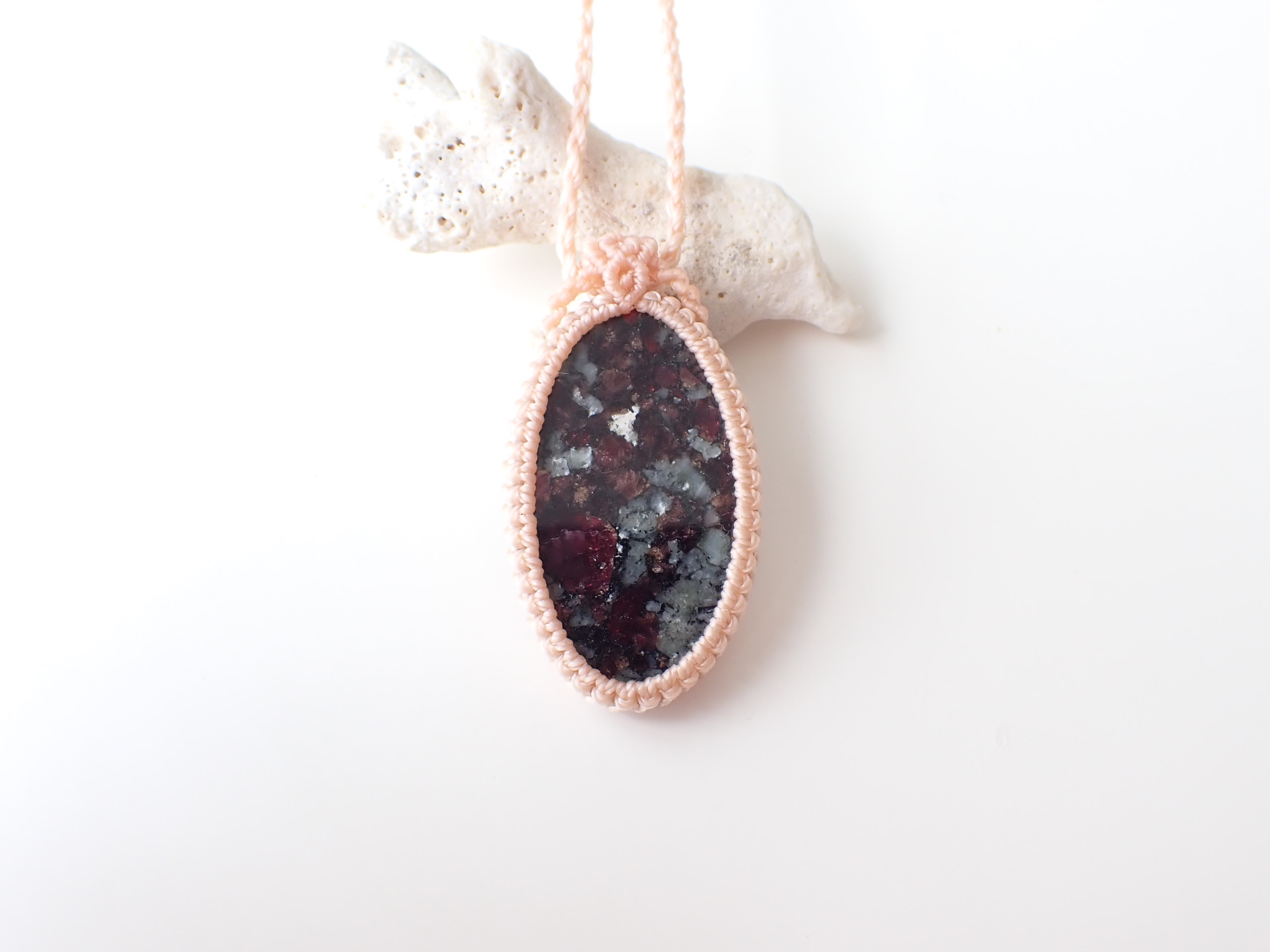 YA0049　ロシア産　ユーディアライト　ペンダントネックレス（マクラメ編み）