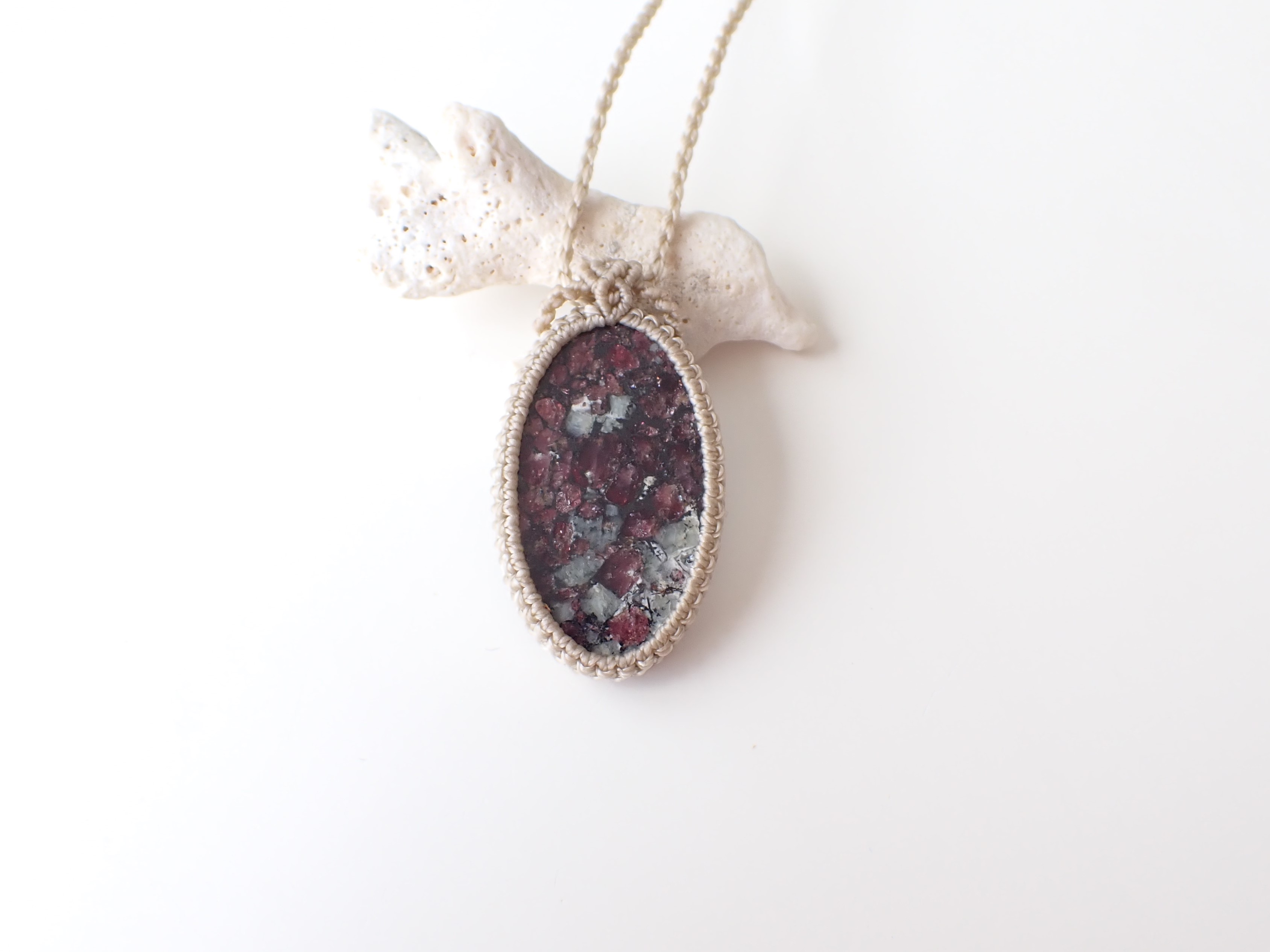 YA0050　ロシア産　ユーディアライト　ペンダントネックレス（マクラメ編み）