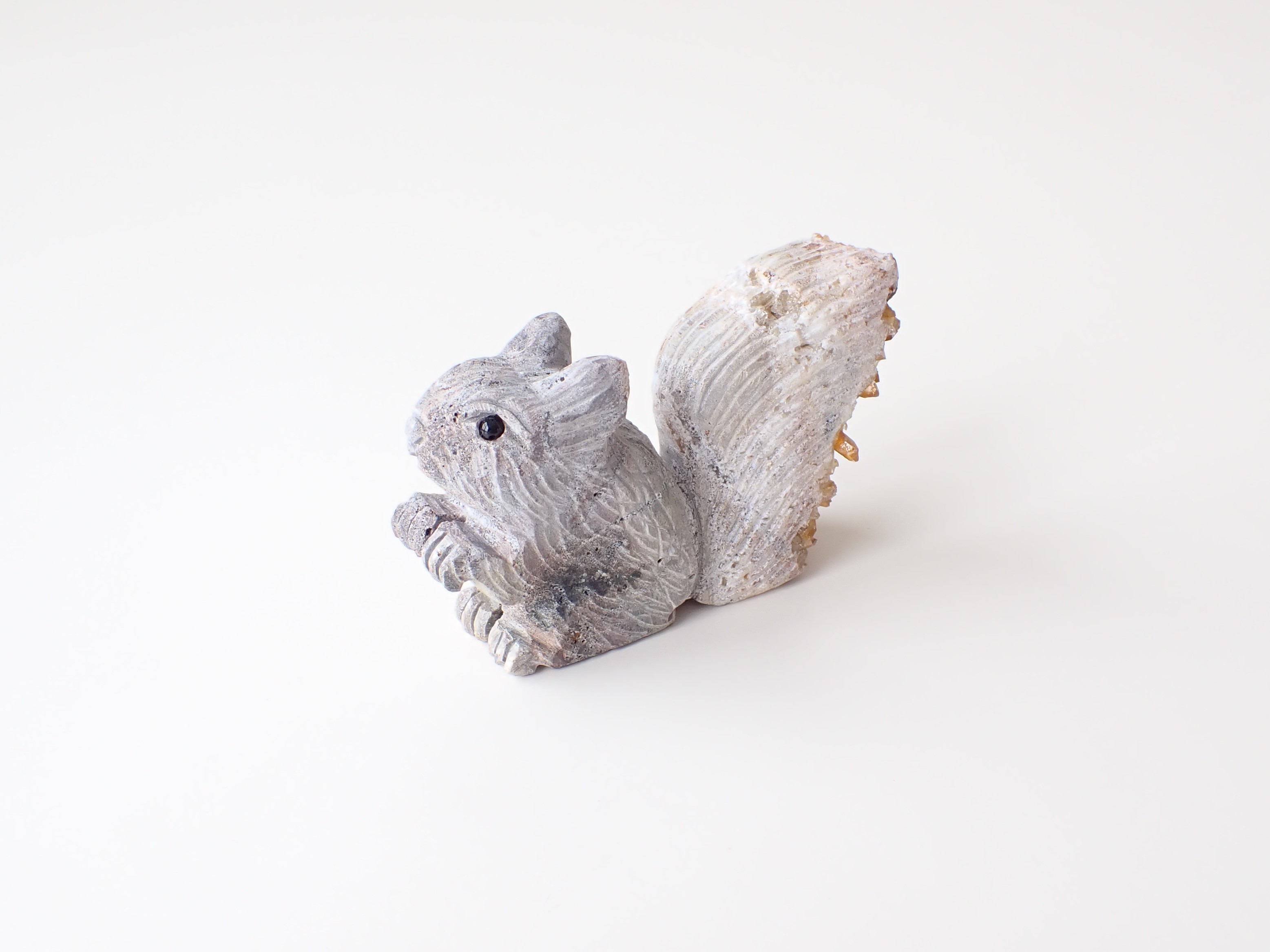 135g　尻尾が水晶のリスさん　鉱物彫刻　リス　水晶　結晶　りす AB3549 リス／水晶クラスター（ゴールデンヒーラー） 146．5g