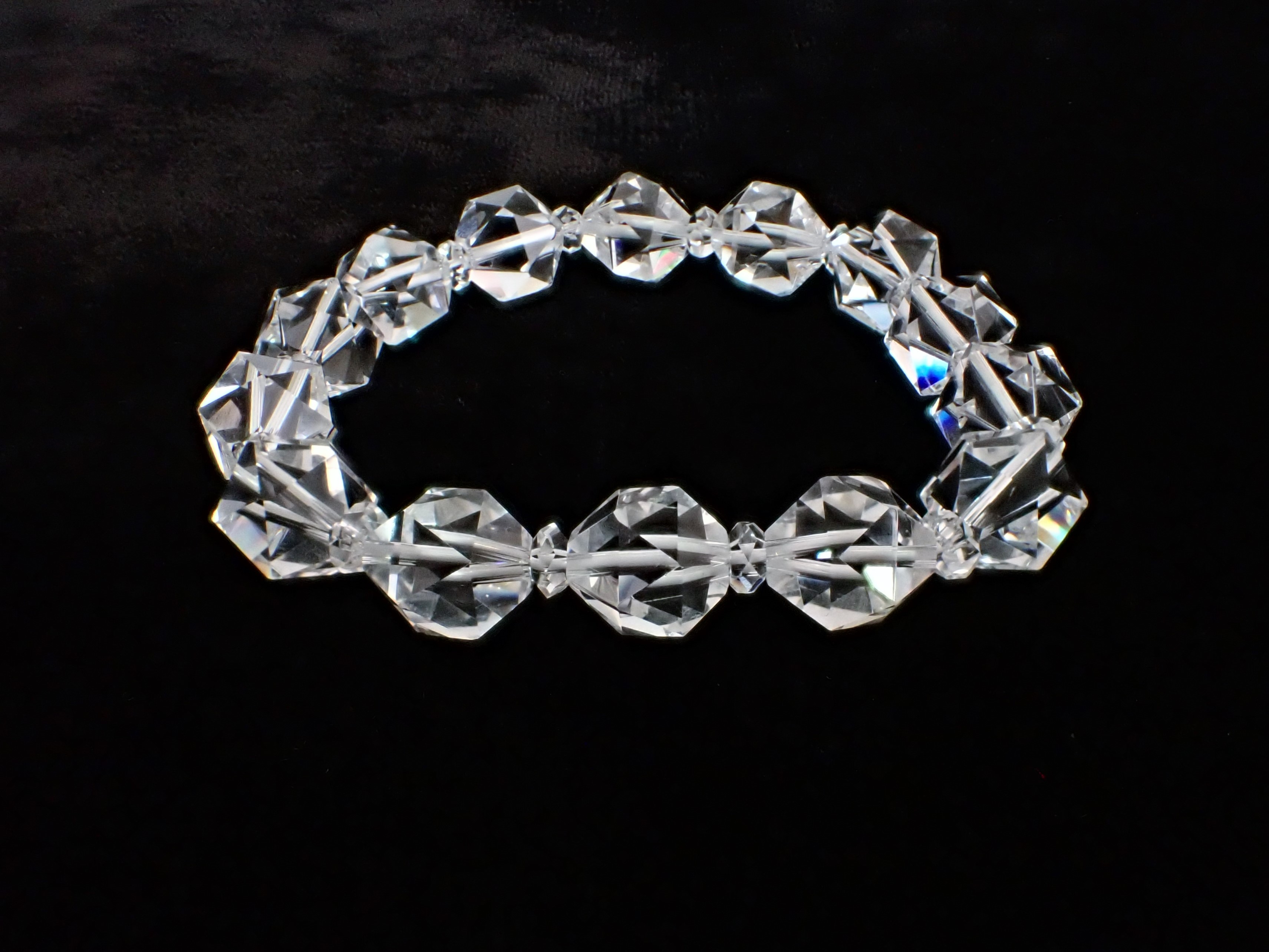CC0543　水晶　２０面体（イコサヒドロン）　１１ｍｍ／ボタンカット　ブレスレット