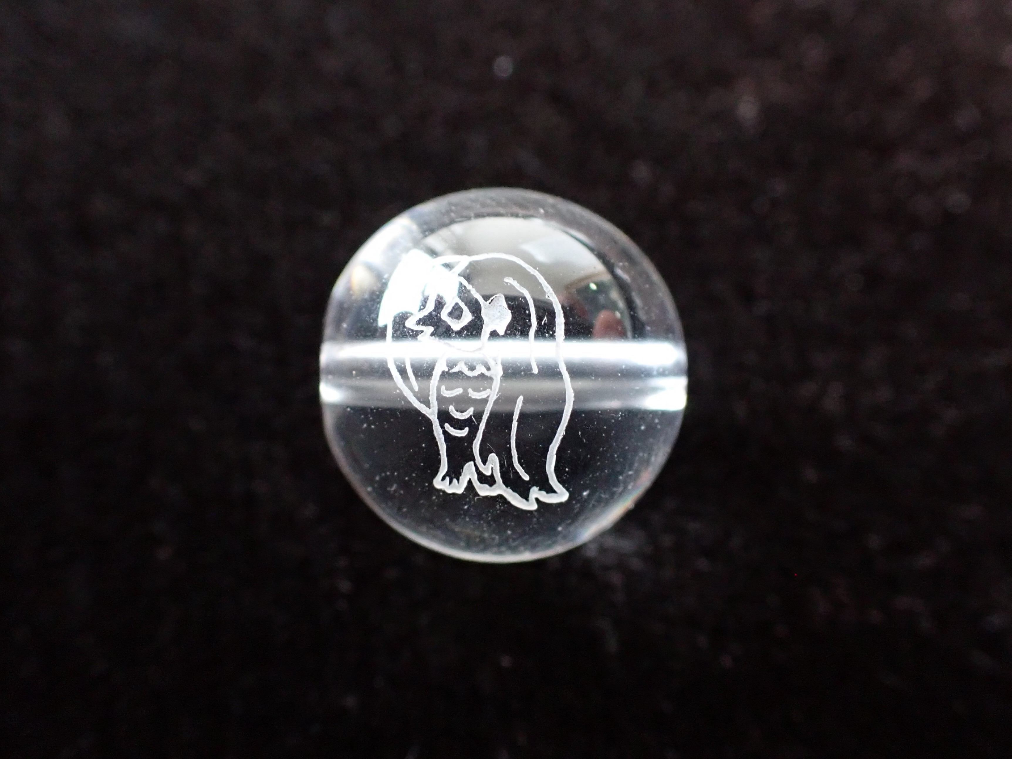 AB2570　【限定価格】　アマビエ　彫刻ビーズ（水晶／オニキス）　粒販売　◇ネコポス対応可◇　☆各種セール・ポイント付与対象外☆