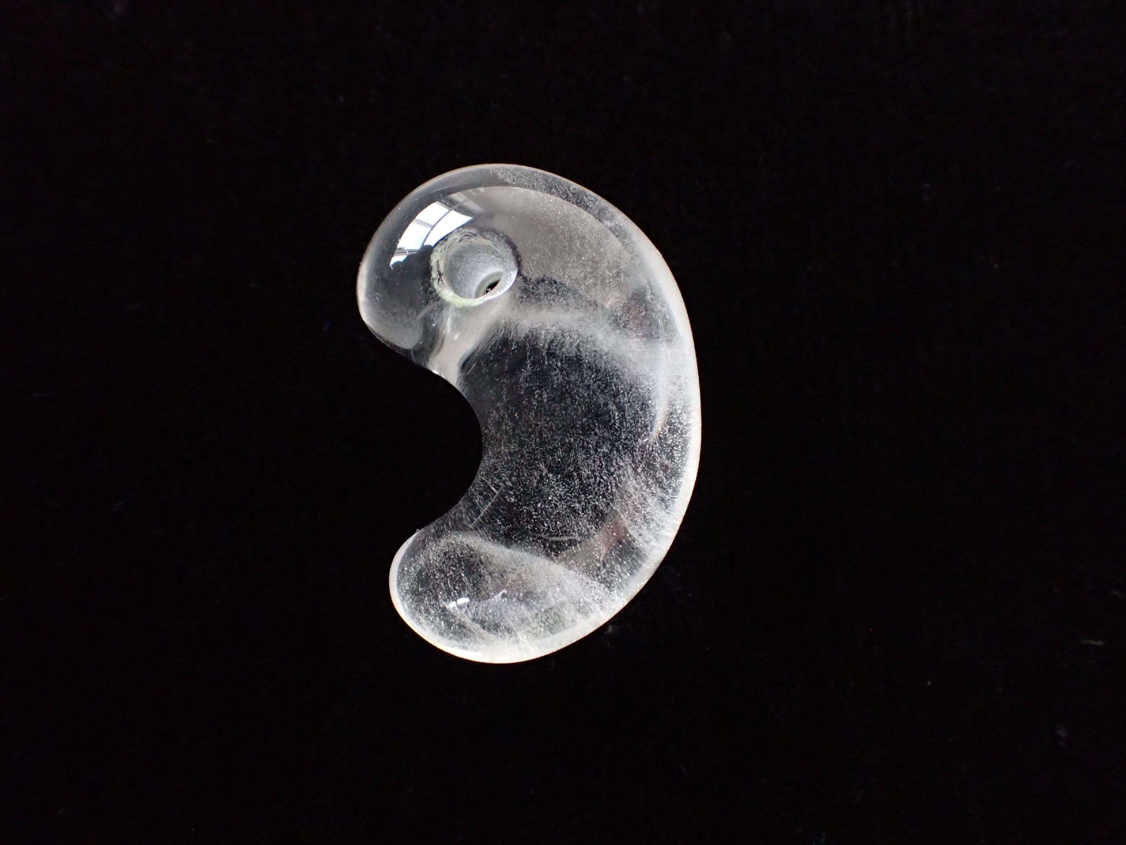 KM0019　【限定入荷】　山梨県　乙女鉱山産　水晶AAA　出雲型勾玉　約２４ｍｍ　☆各種セール・ポイント付与対象外☆　