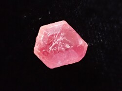PZ0002　【稀少】　ペツォッタイト(Pezzottaite）　結晶原石　３．５ｃｔ　☆宝石鑑別書付き☆　◇各種セール・ポイント付与対象外◇