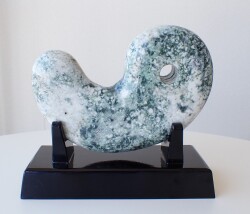 HC0350　【プレミアム】　新潟県　糸魚川　小滝産　翡翠　勾玉　２２３３ｇ　☆木製台座付き☆