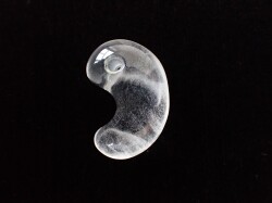 KM0019　【限定入荷】　山梨県　乙女鉱山産　水晶AAA　出雲型勾玉　約２４ｍｍ　☆各種セール・ポイント付与対象外☆　