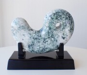 HC0350　【プレミアム】　新潟県　糸魚川　小滝産　翡翠　勾玉　２２３３ｇ　☆木製台座付き☆