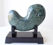 KL0105　【プレミアム】　神居古潭（カムイコタン）　勾玉　２６８７ｇ　☆専用台座付き☆