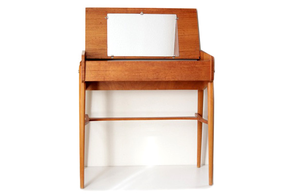 北欧ヴィンテージ　　　　　　　　Dresserドレッサー/ サイドテーブル （プラス送料全国一律3,300円）