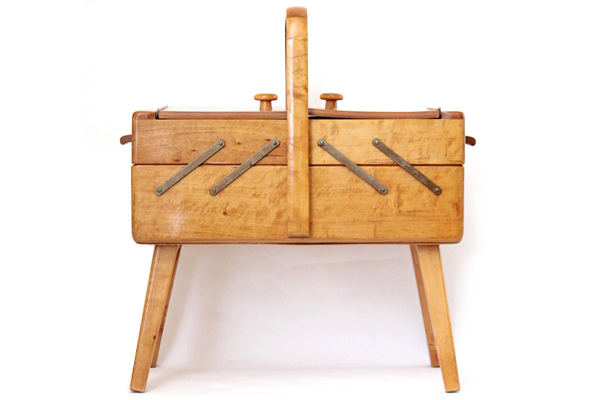 北欧ビンテージ  　　　　　古いソーイングボックス(脚付き）