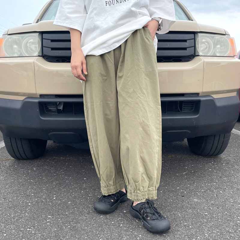 裾スモッキングパンツ