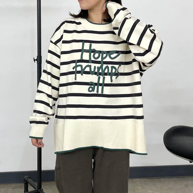 ロゴ刺繍プルオーバー