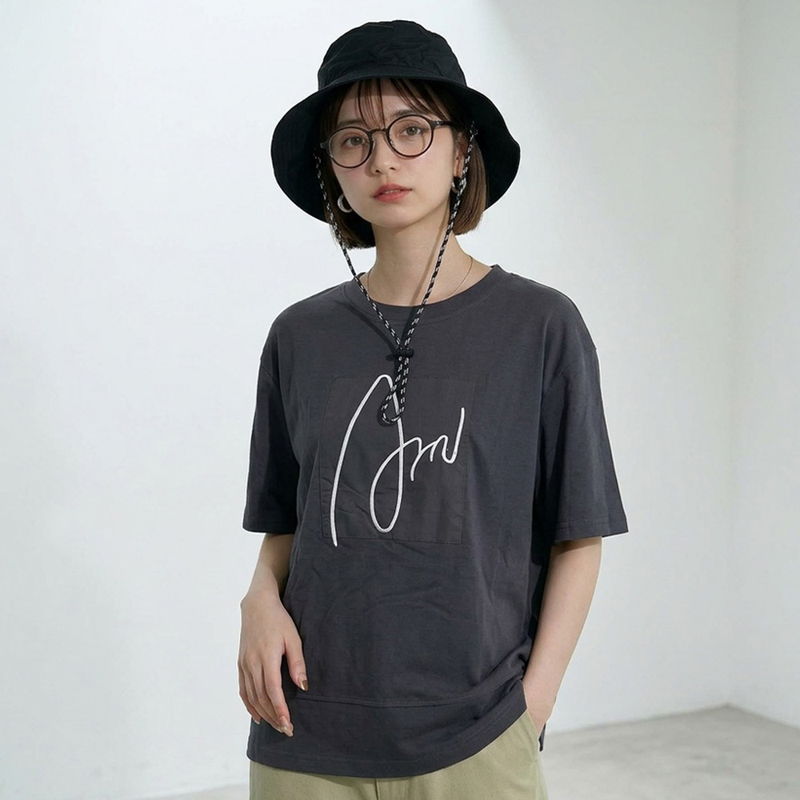 刺繍ロゴ貼付プルオーバー