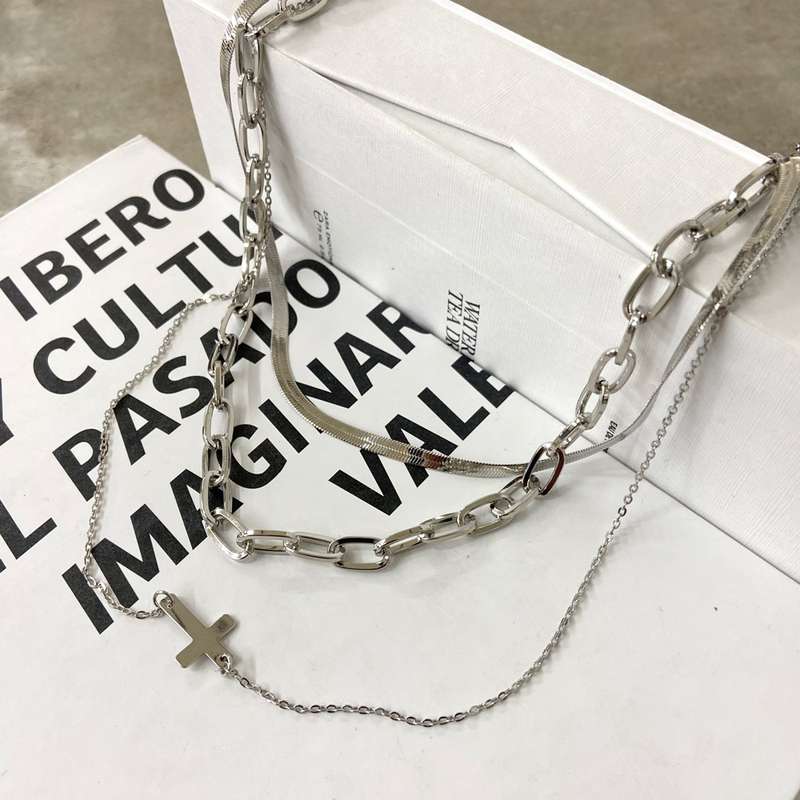 クロス3連ネックレス