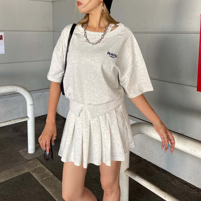 ロゴ刺繍プルオーバー・タックスカートセットアップ