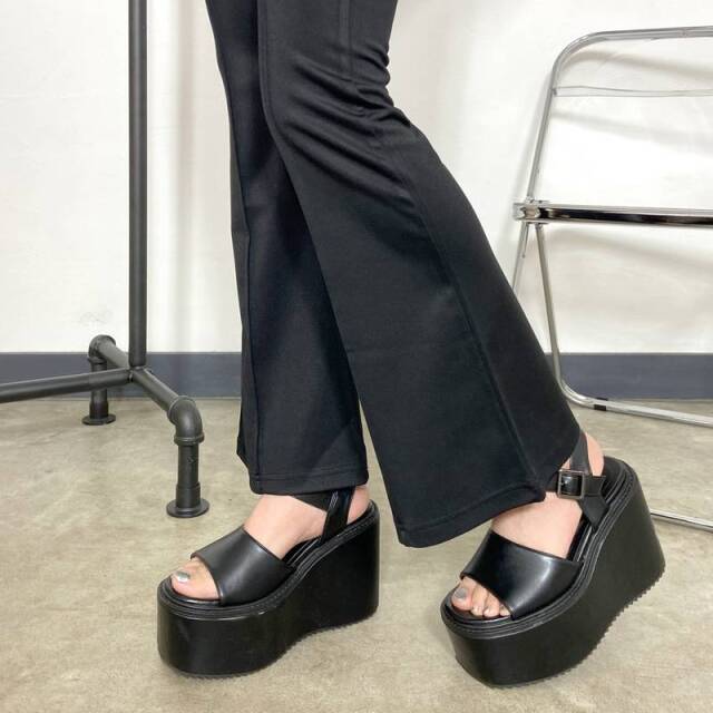 センタープレスフレアパンツ