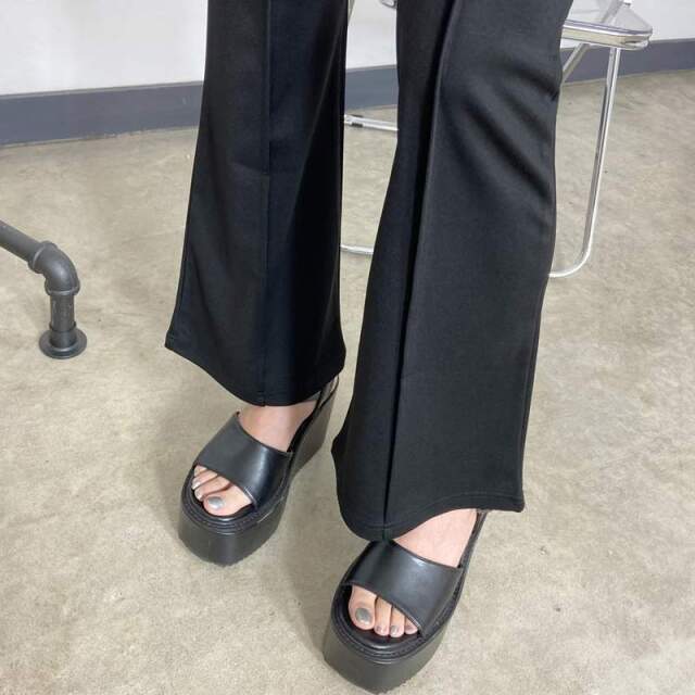 センタープレスフレアパンツ
