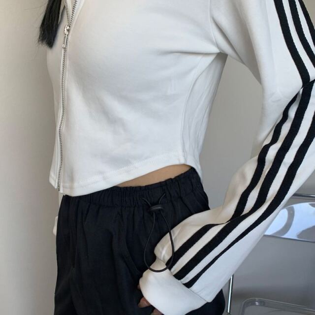★WEB限定★ラインZIPスタンドプレート付きショートトップス