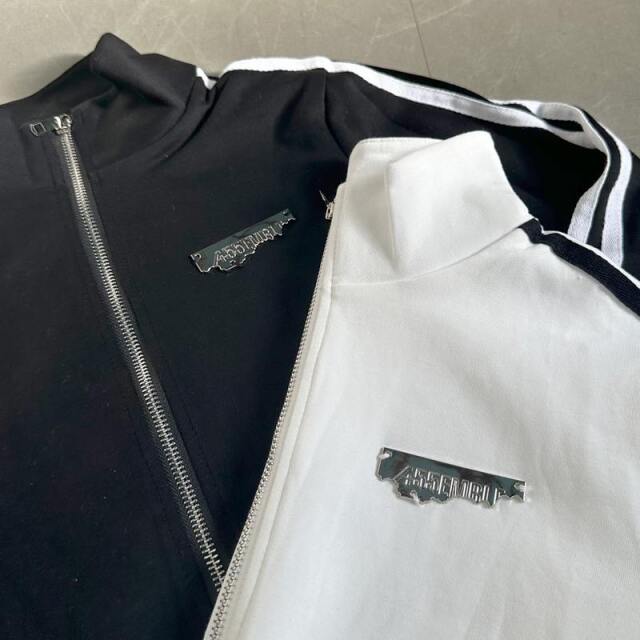 ★WEB限定★ラインZIPスタンドプレート付きショートトップス