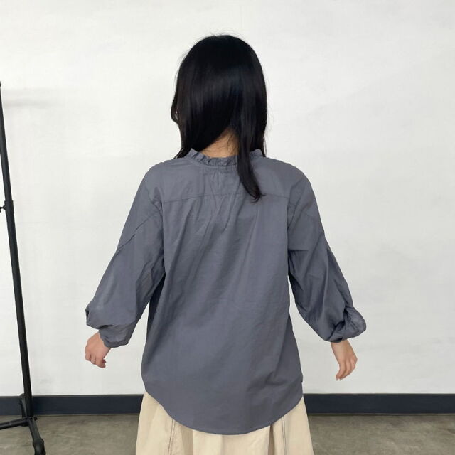 袖ネジリ襟フリルブラウス