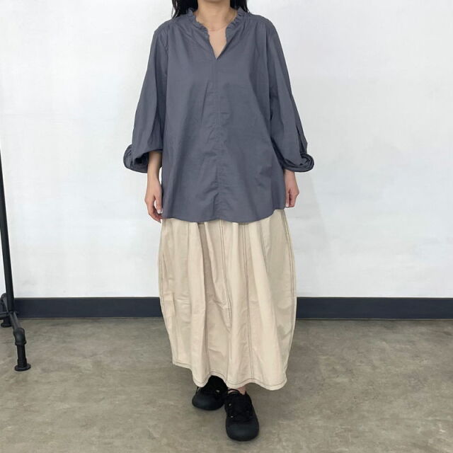 袖ネジリ襟フリルブラウス