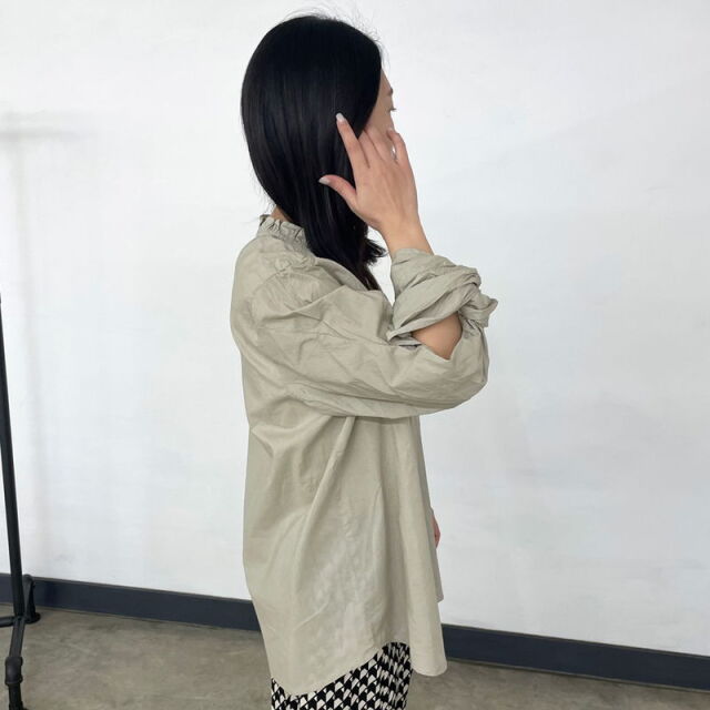 袖ネジリ襟フリルブラウス