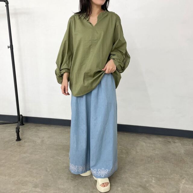 袖ネジリ襟フリルブラウス