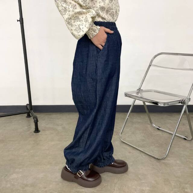 デニム裾スモッキングパンツ