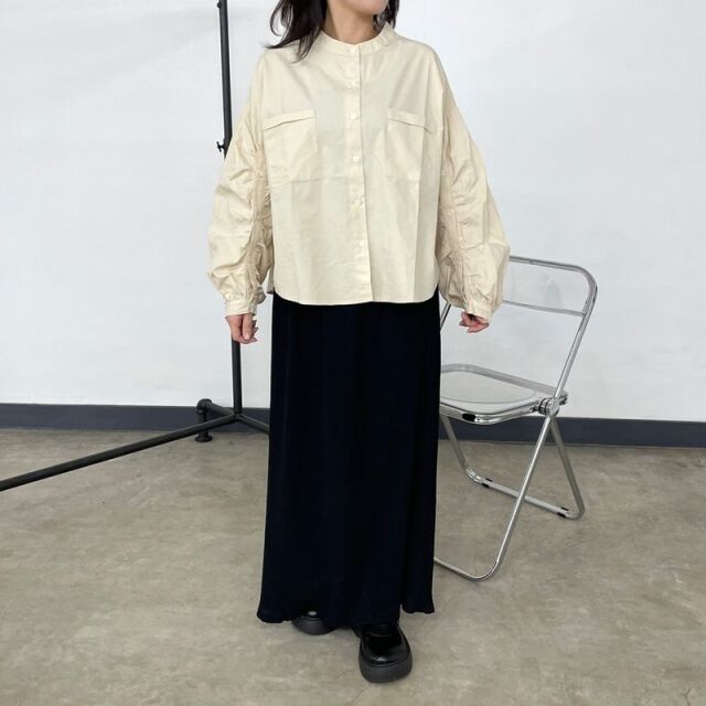 袖ボタンバンドカラーブラウス