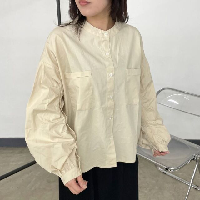 袖ボタンバンドカラーブラウス
