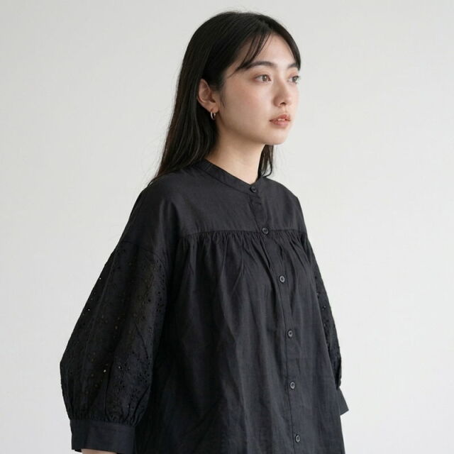 シャーリング刺繍ブラウス