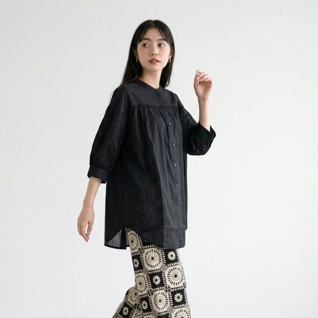 シャーリング刺繍ブラウス