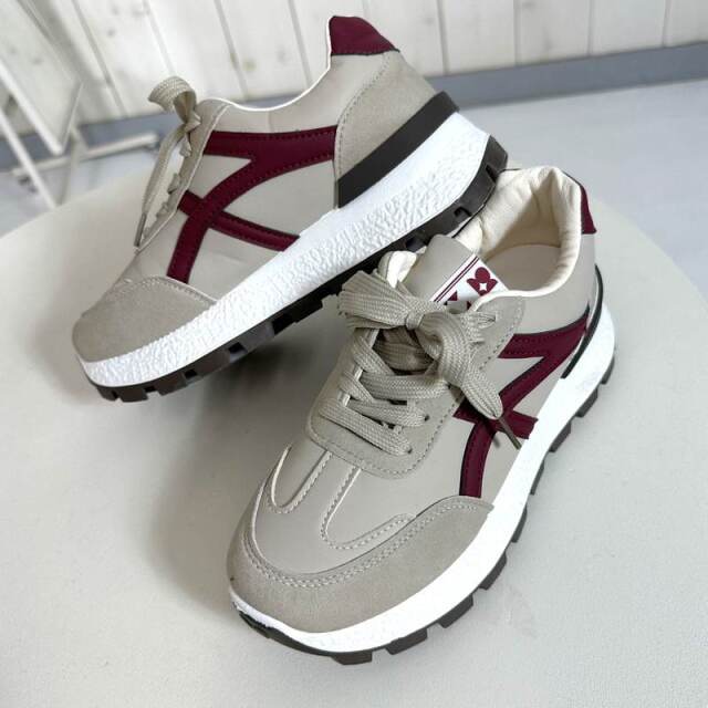 ラインスニーカー