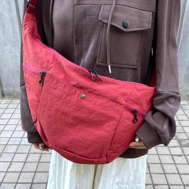 撥水三日月ショルダーバッグ