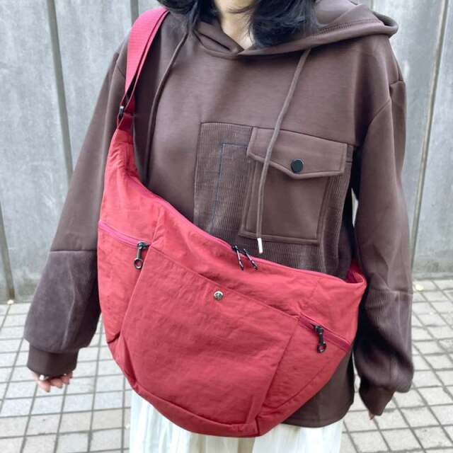 撥水三日月ショルダーバッグ